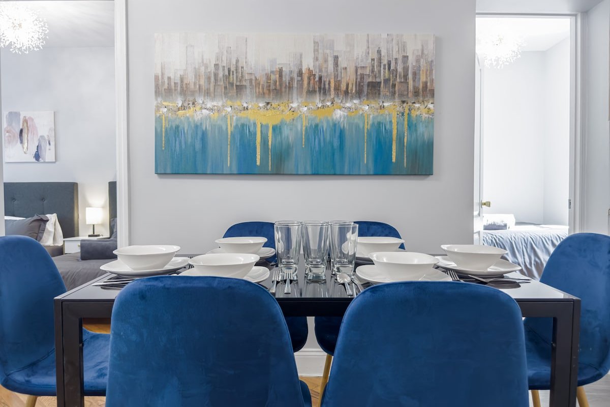 Lux 16 Bedroom -Patios-1 Min To Train, sleeps 36 gallery image 3