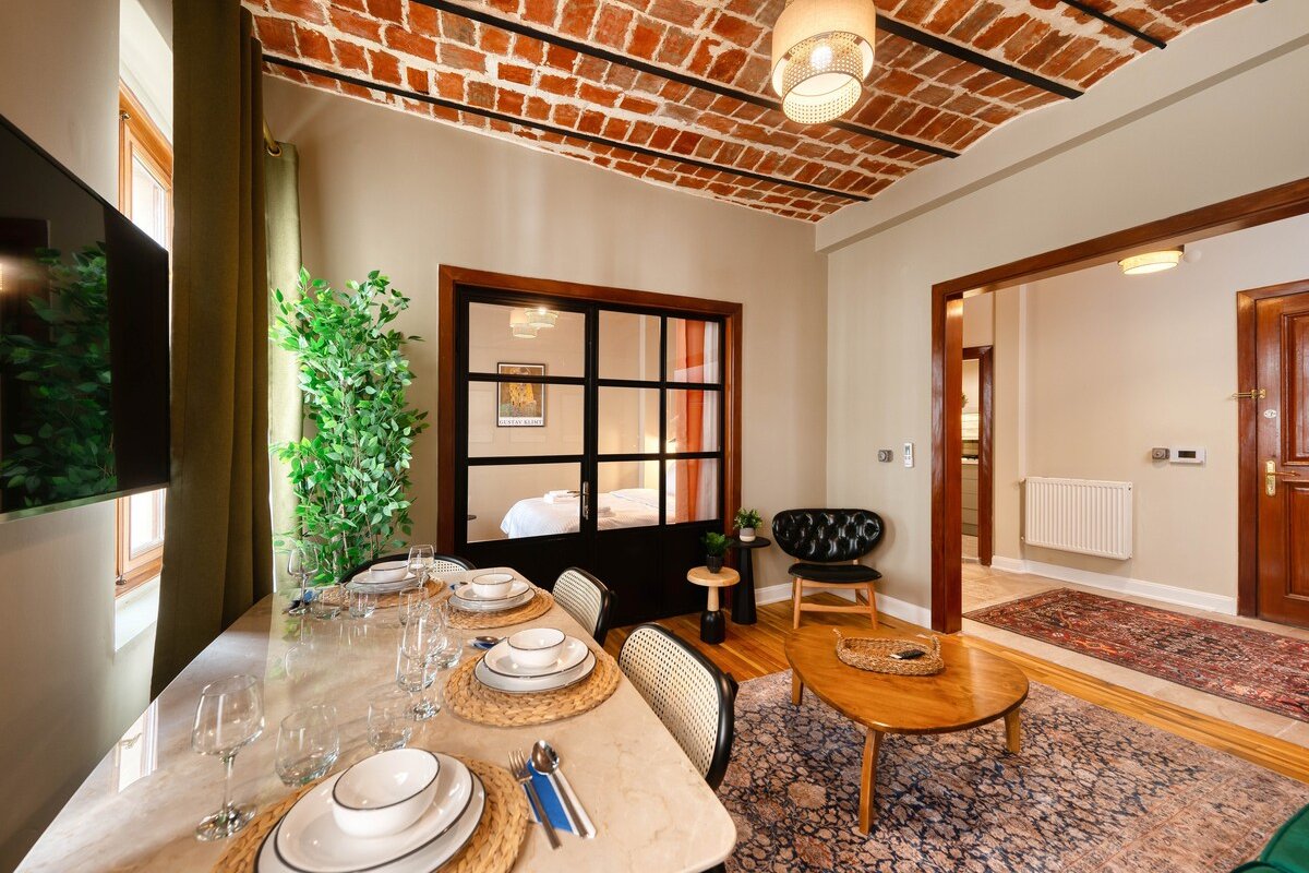 Magnificent, renovated historic Apt. -4BD-3 Bath gallery image 5