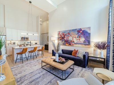The Cornerstone – Designer 4BR Flat in Bucktown/WP