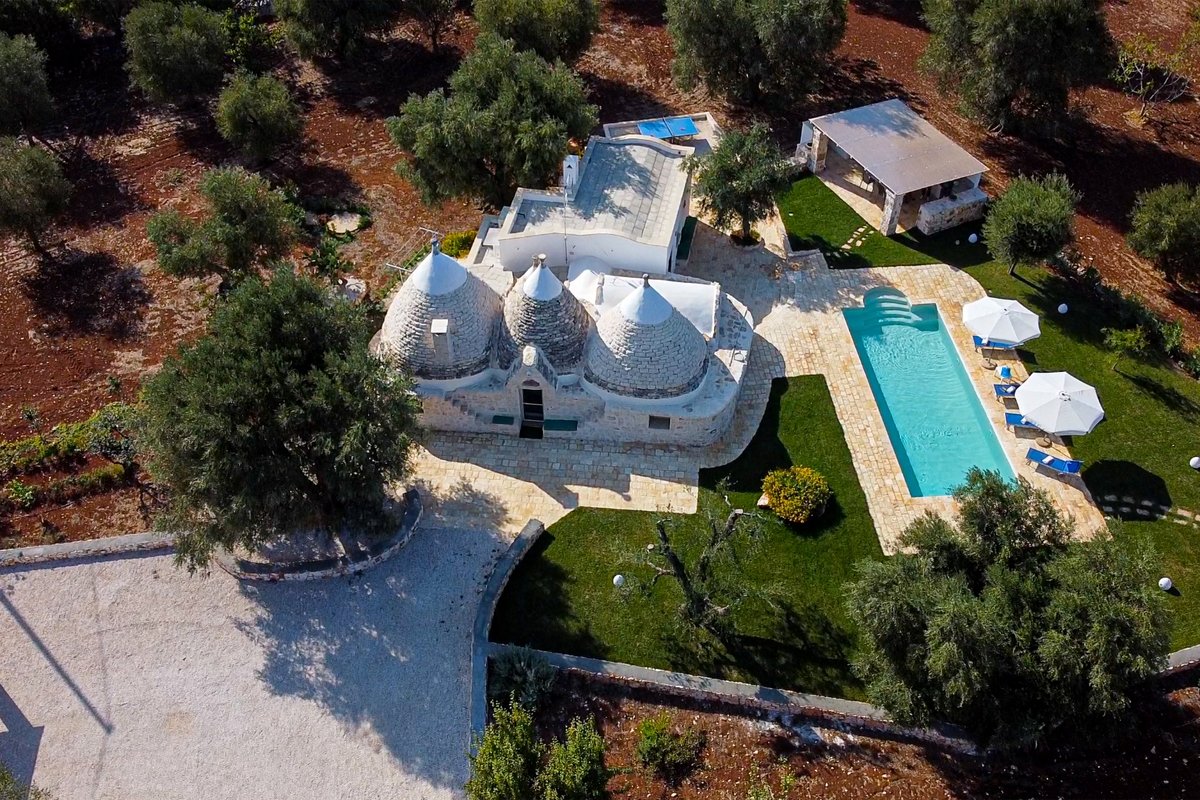 Trullo Della Grotta, San Michele Salentino, Puglia