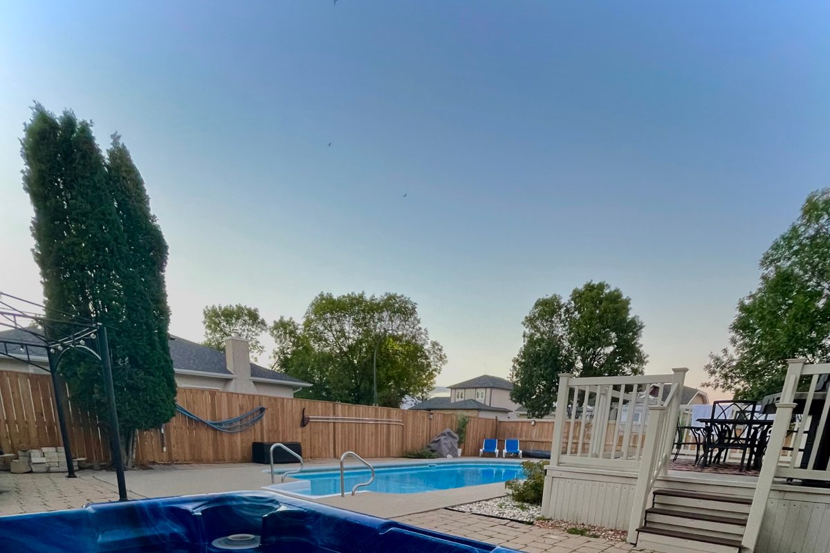 hot tub-Pet friendly- Attached garaged/driveway