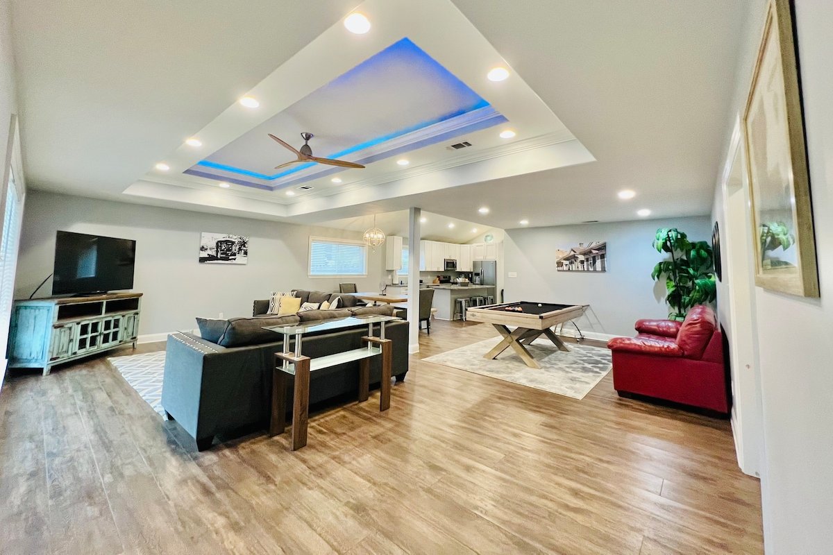 Modern Home with Pool Table and Projector gallery image 2