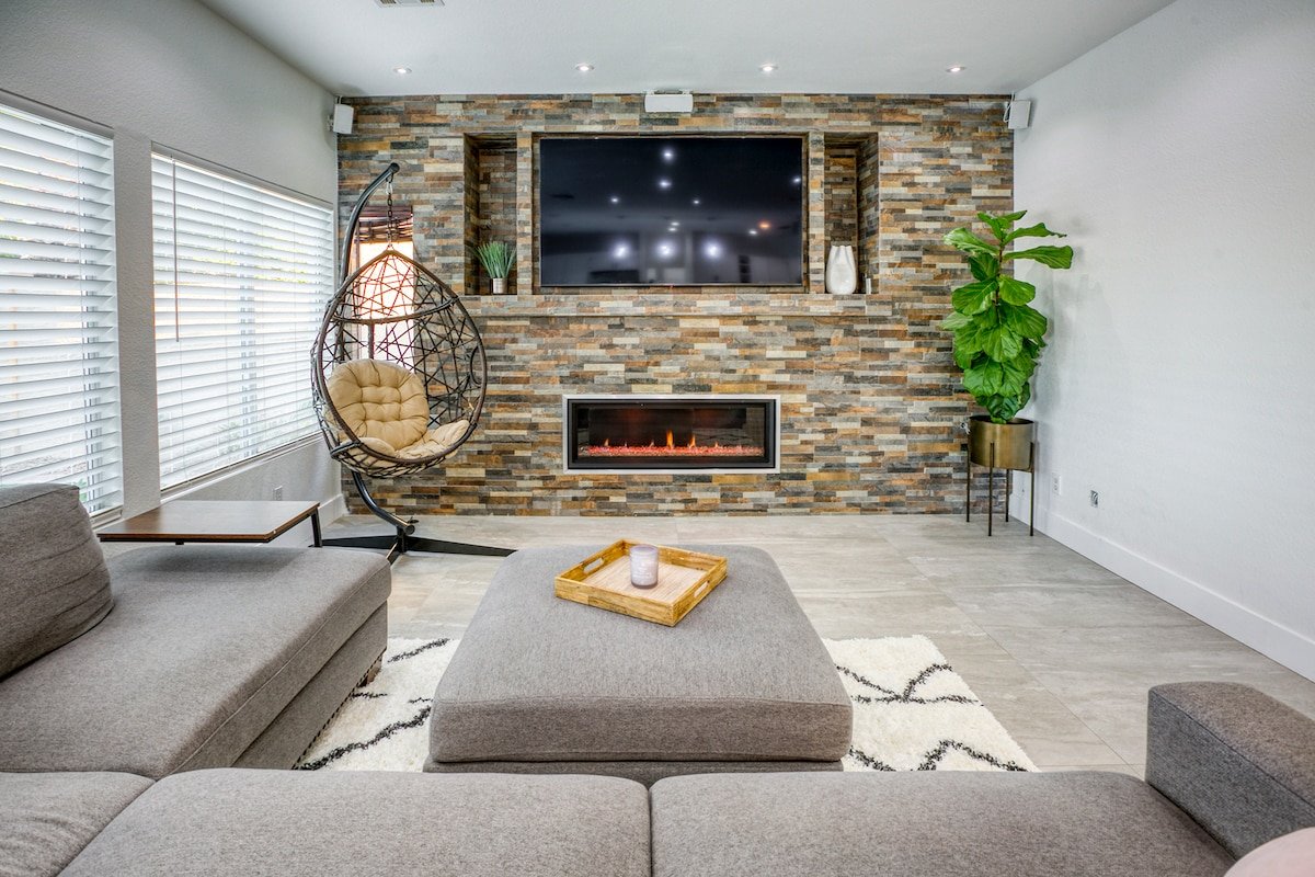 The Juliet: Heated Pool/Spa w Strip Views gallery image 4