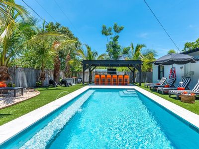 Modern Deluxe Palm Beach Coco Villa & Pool Bar!