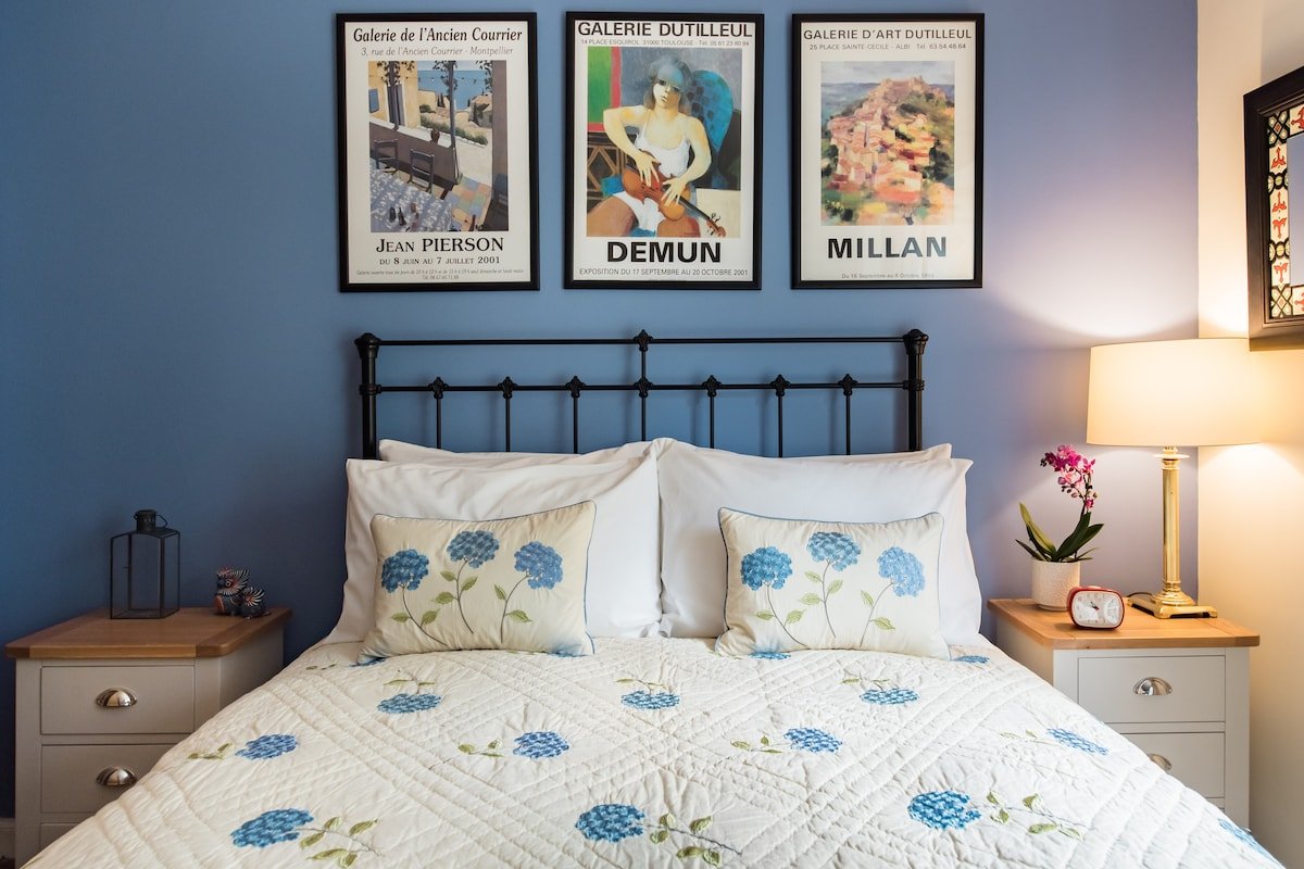 Charming City Centre Cottage with Lush Garden gallery image 2