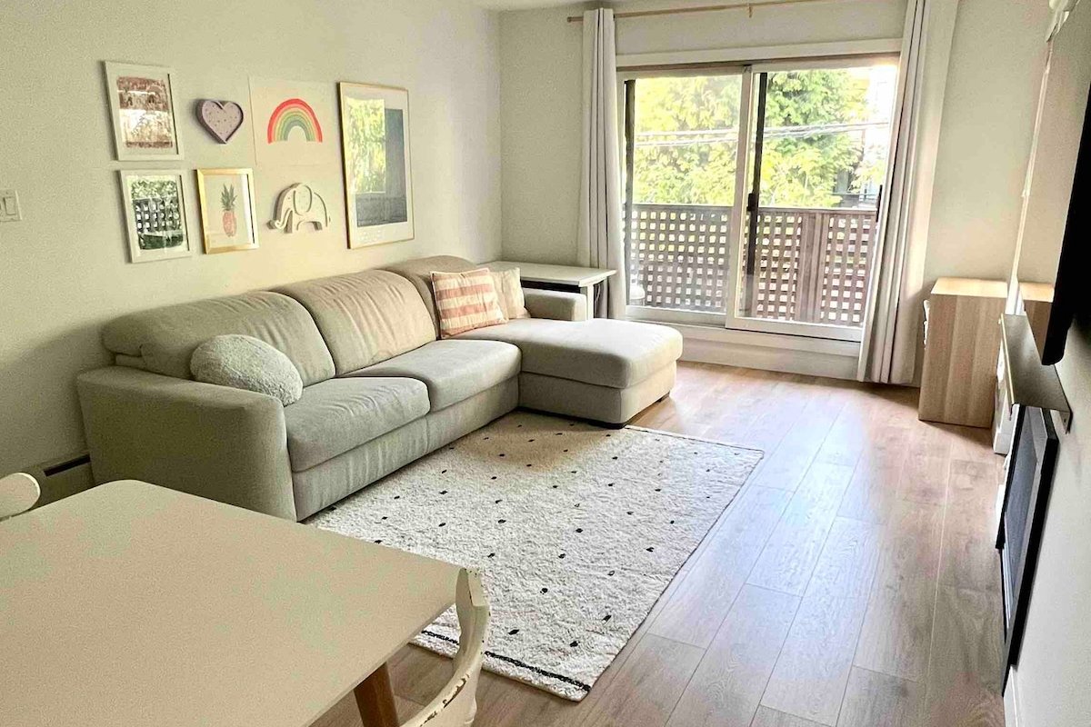 Kitsilano Beach Family Friendly 2 Bedroom Apmt gallery image 4