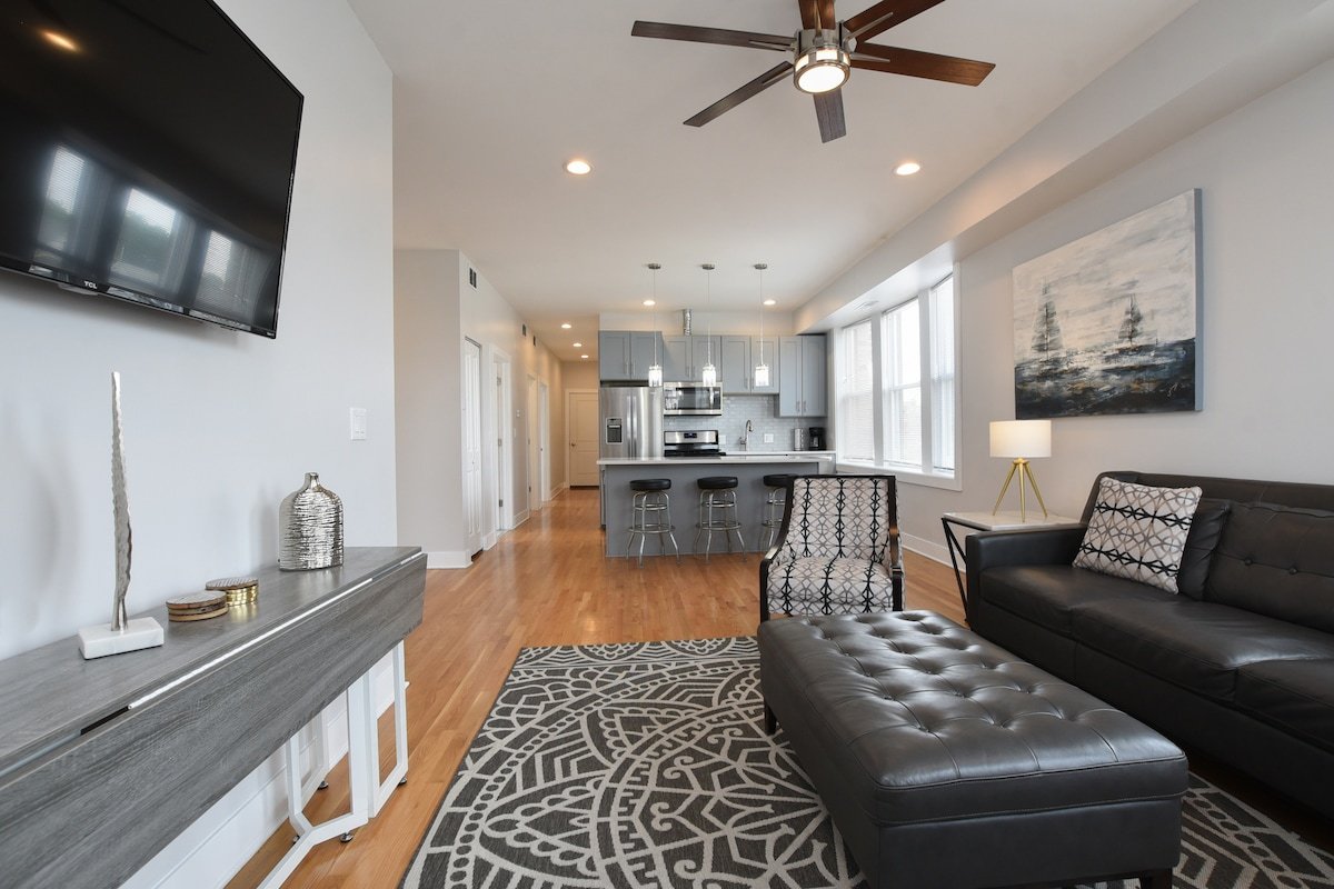 Located near Wrigley, Lakefront, Downtown &Parking gallery image 3