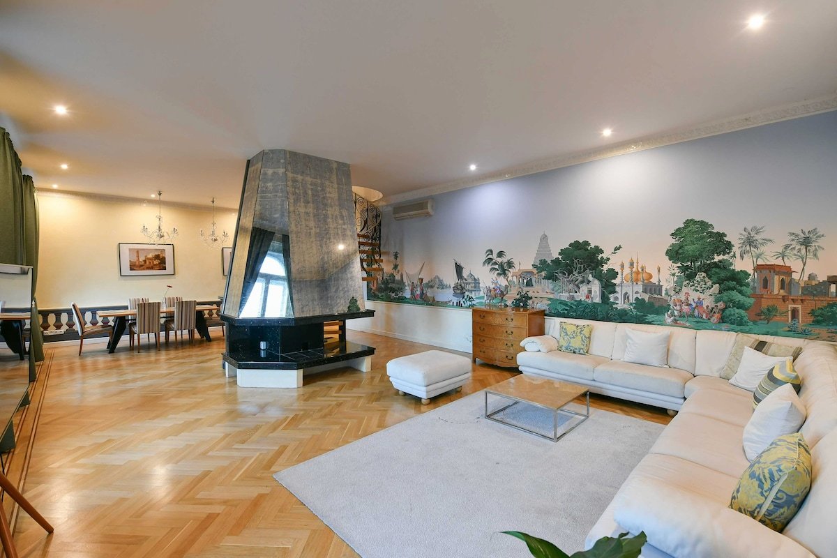 Neo-baroque Apartment with a View gallery image 3