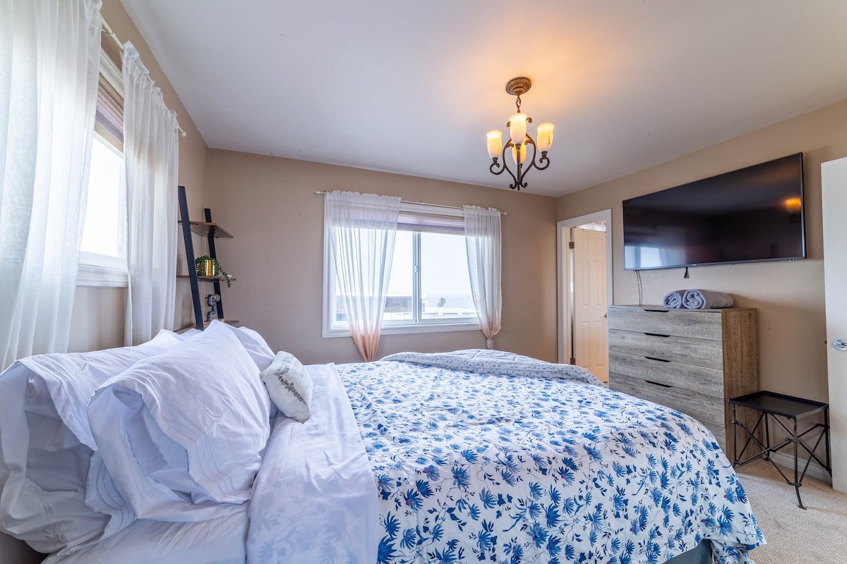 Ocean View Penthouse 2/2 w/Garage 2 Blocks 2 Sand! gallery image 5