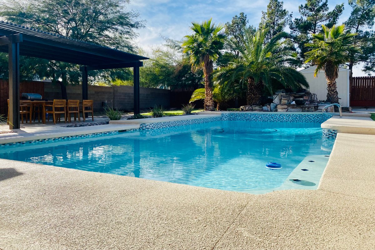 9 mins to Strip w/ Pool,Basketball,Firepit & Games