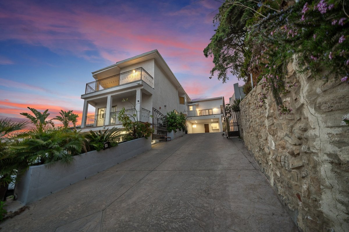 Hollywood Hills bIg blue views gallery image 2