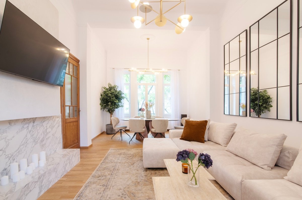 Majestic views over Acropolis gallery image 2