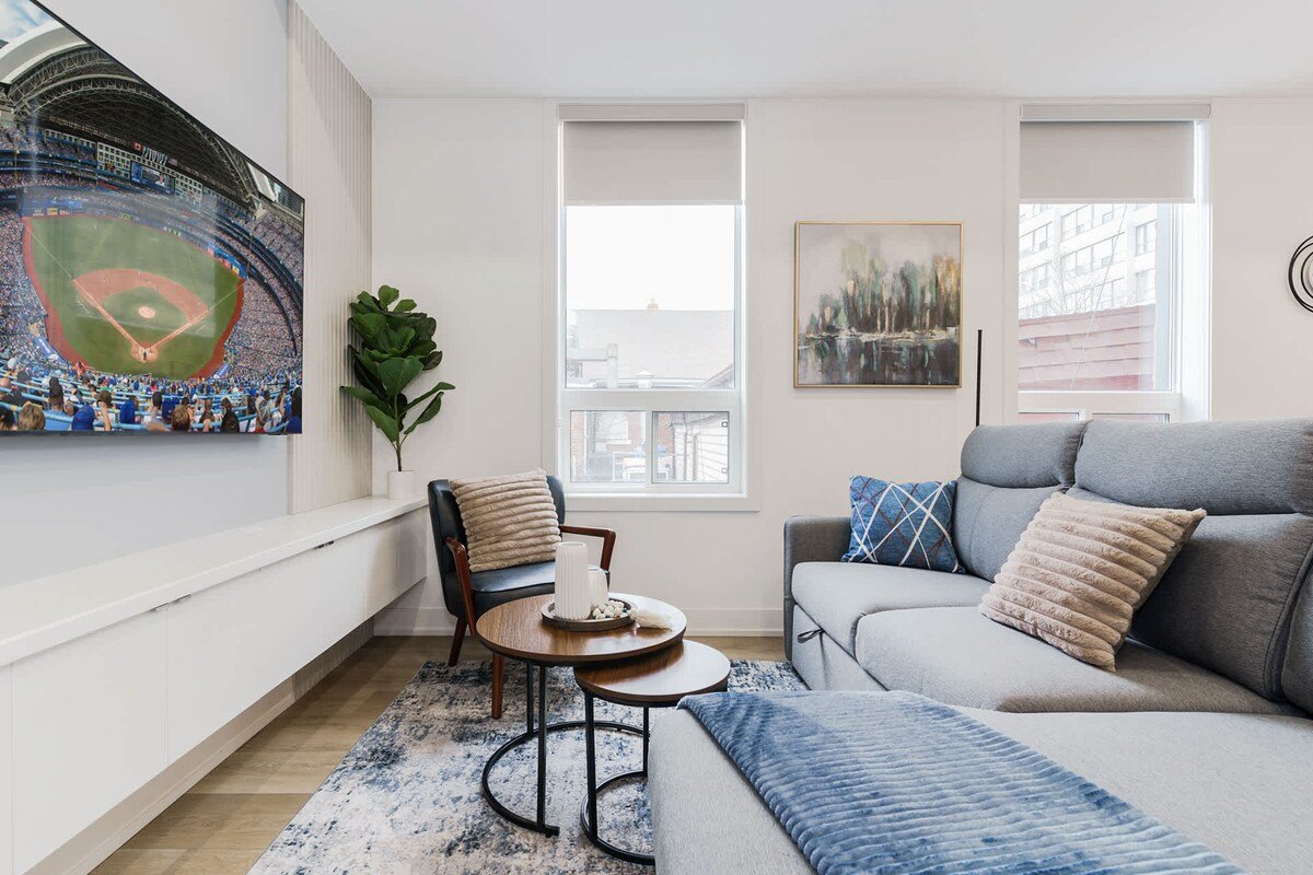 Casa Hotels McCaul | DT Suite Steps to AGO & OCAD gallery image 3