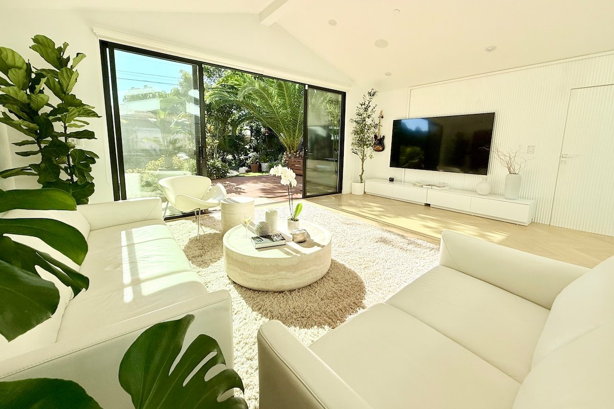 Luxurious and elegant house with tranquil backyard gallery image 5