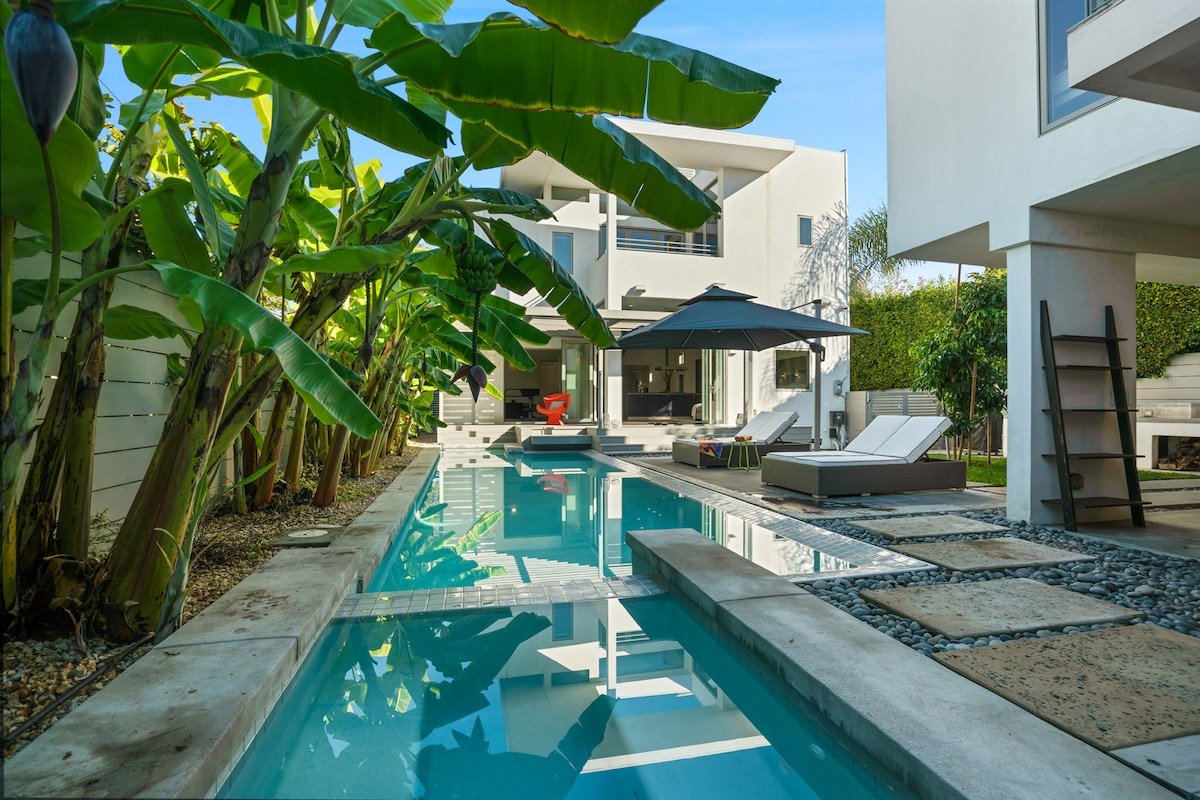 Family Friendly! Fence Pool, Pizza Oven, Great Loc gallery image 4