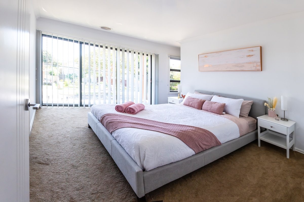 family home w/ NBN+Netflix+workspace+free parking gallery image 4