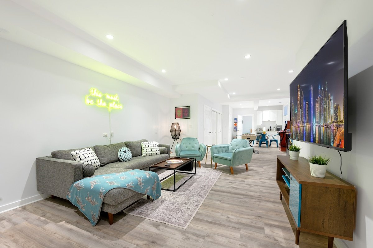 GRAND Modern Retreat w/ large patio + garage gallery image 4