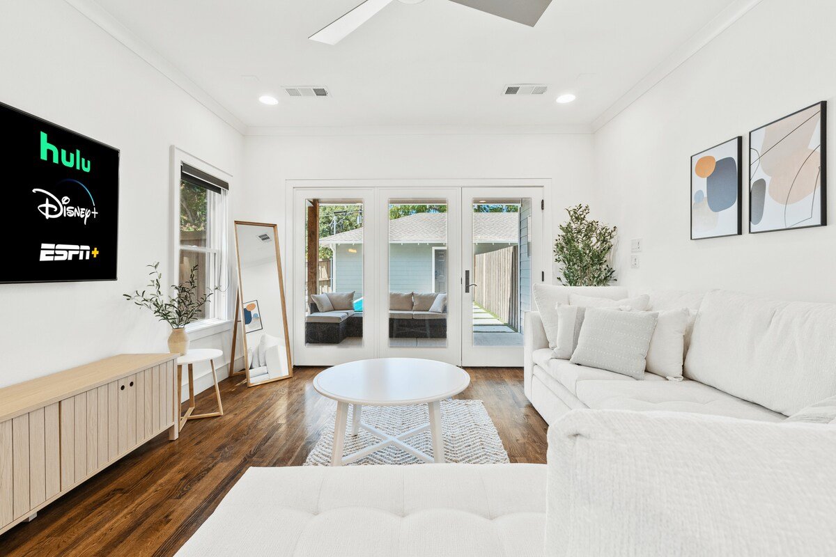 Luxury Pool Home ✔️ Sleeps 10 ✔️Games Room ✔️ Ultra Fast WiFi ✔️Sanitized gallery image 3