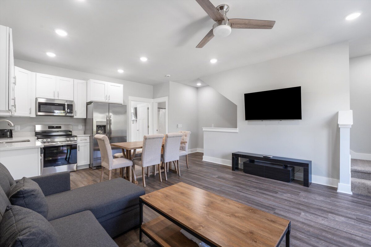 Massive 3 bedroom home close to downtown! gallery image 5