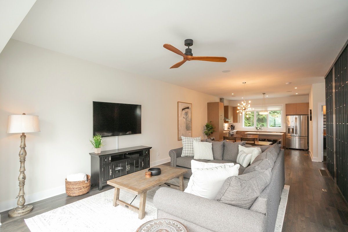 2 NEW homes! Sleeps 22! 5 minutes to Broadway & DT gallery image 5