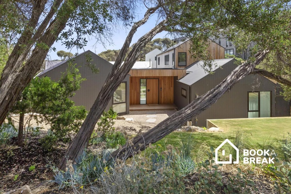 Villa Aquarius – Gas Heated Pool & Spa Luxury gallery image 3