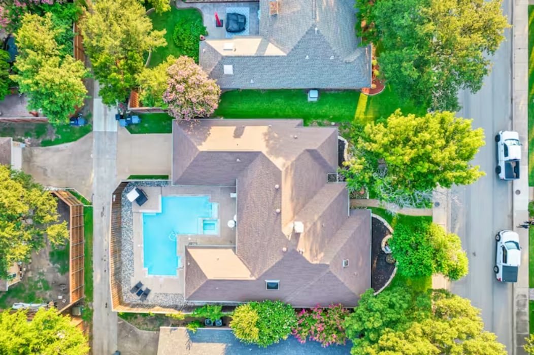 Luxury House with Heated Pool and Spa, 4 Bedrooms. gallery image 3