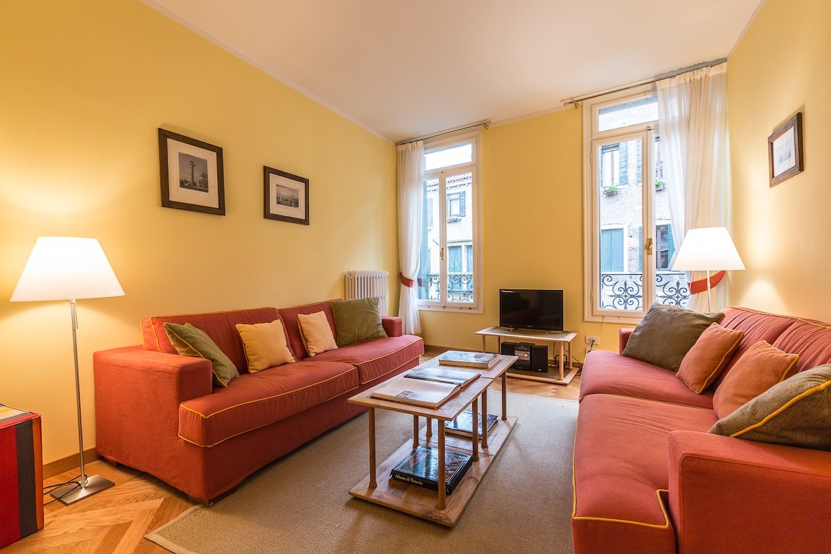 Ca’ Dei Nomboli Canal View gallery image 4