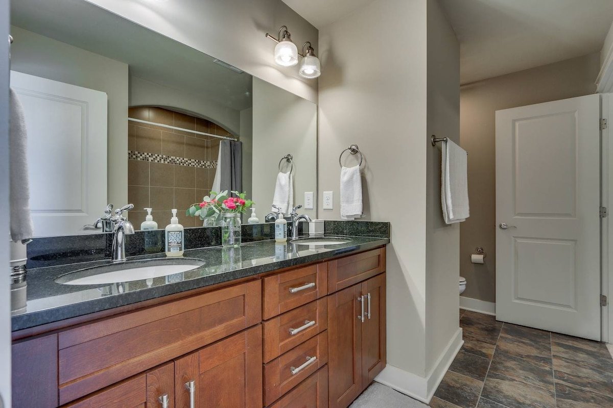 Twin Belmont Homes w/ 8 King Rooms, 4 Living Rooms gallery image 5