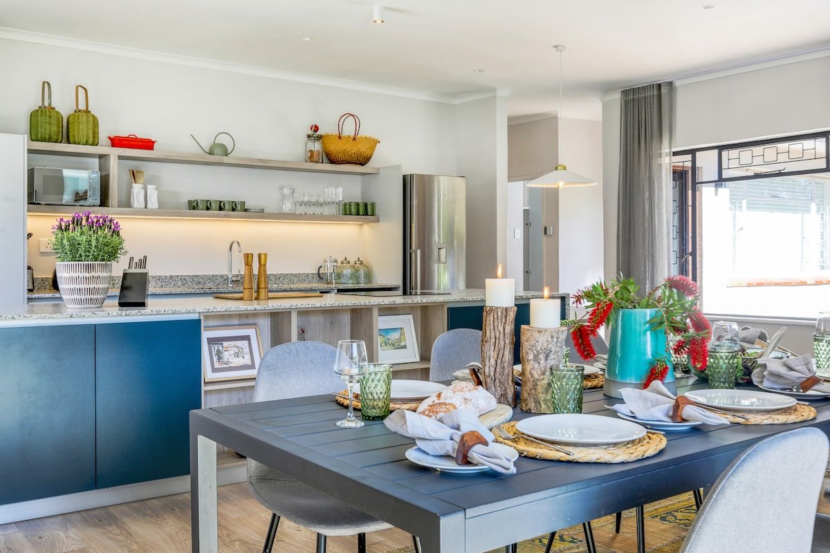 Cheerful 4 bedroom home with pool. gallery image 3