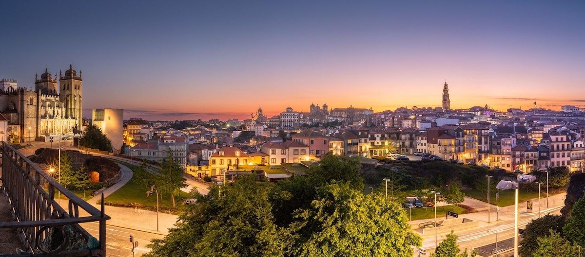Cathedral Balcony – 2BR Historic Center Apt W/AC gallery image 3