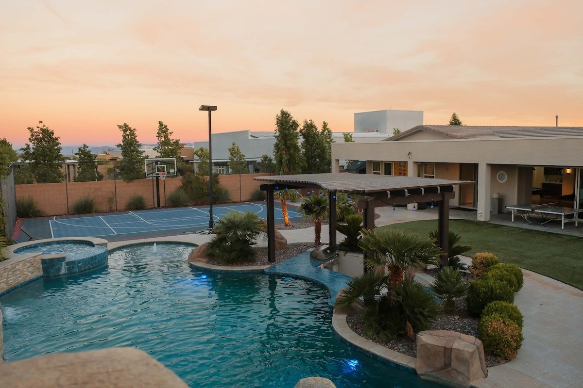Next to Strip, Heated Pool, Hot Tub, Sports Court! gallery image 2