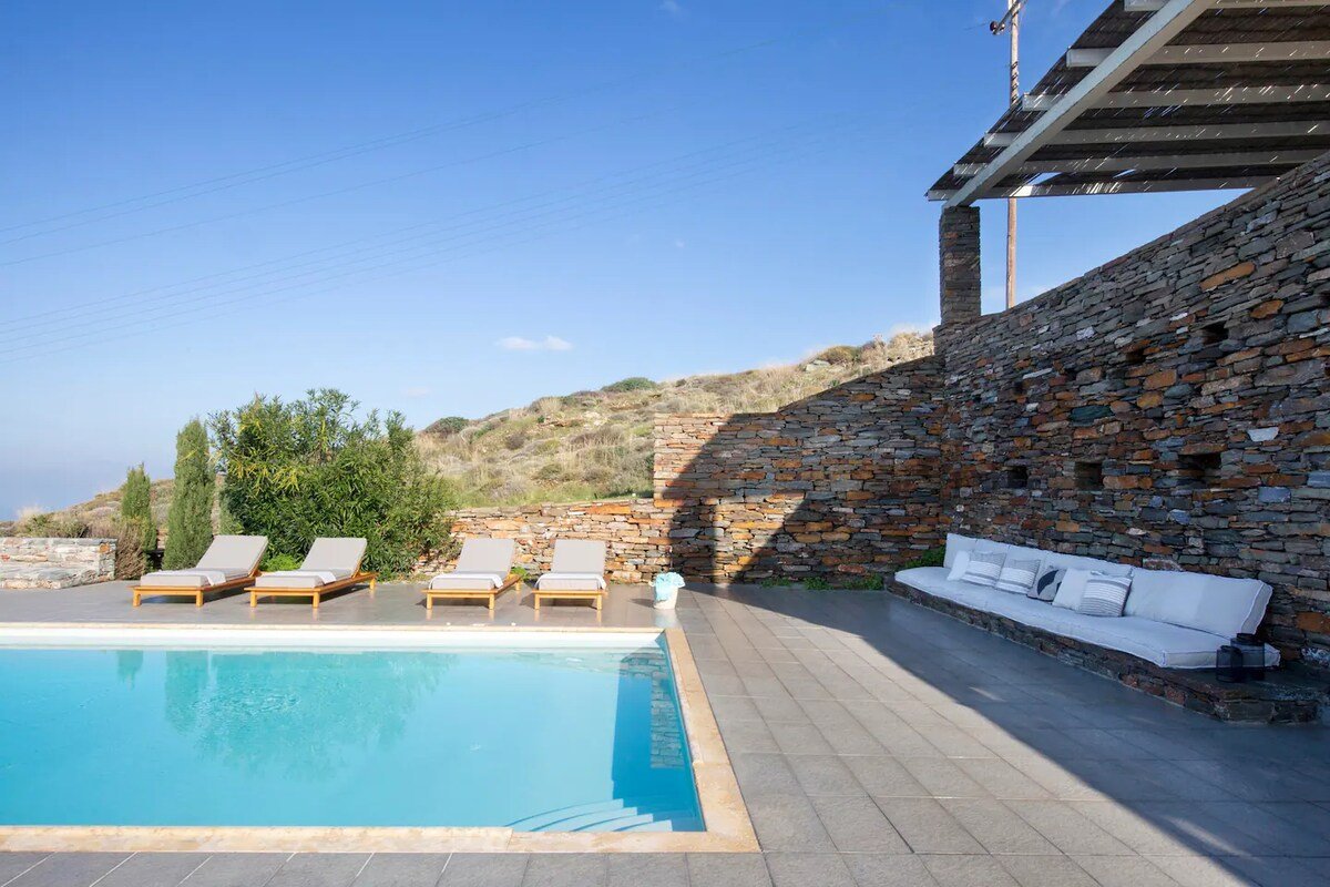 Picturesque Grecian Villa Hideaway gallery image 5