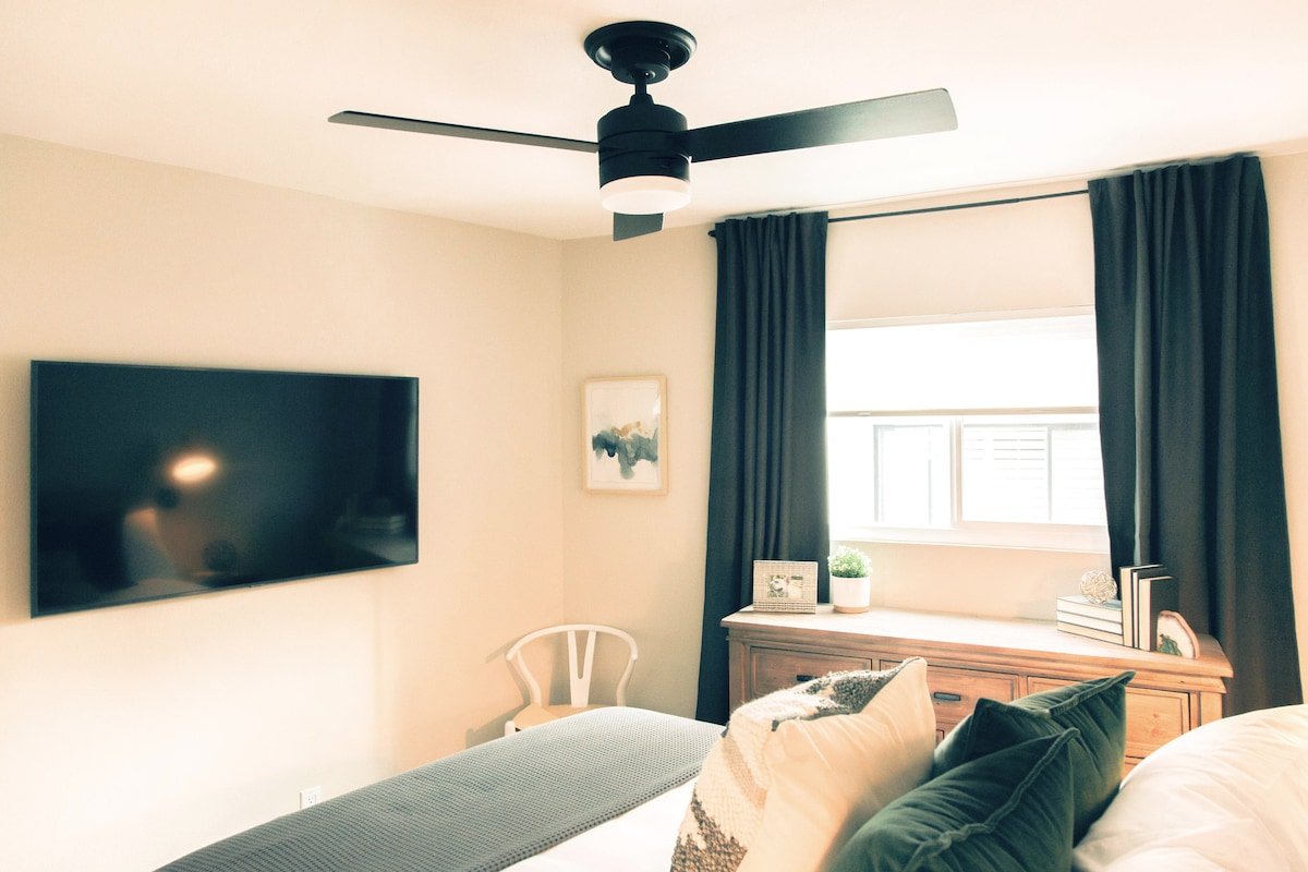 Modern Home – Steps from the Sand – 2 Car Garage gallery image 5