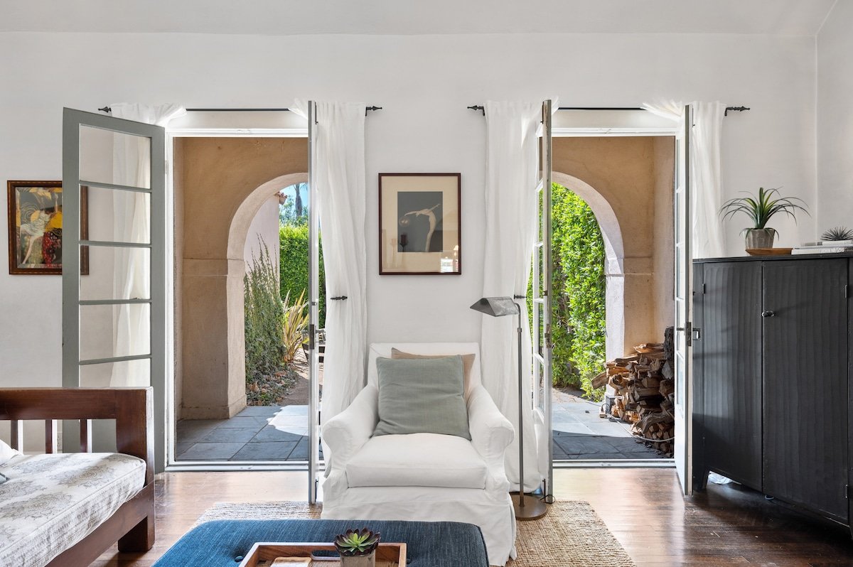 Secluded 4BR Spanish Oasis in the Middle of LA gallery image 4