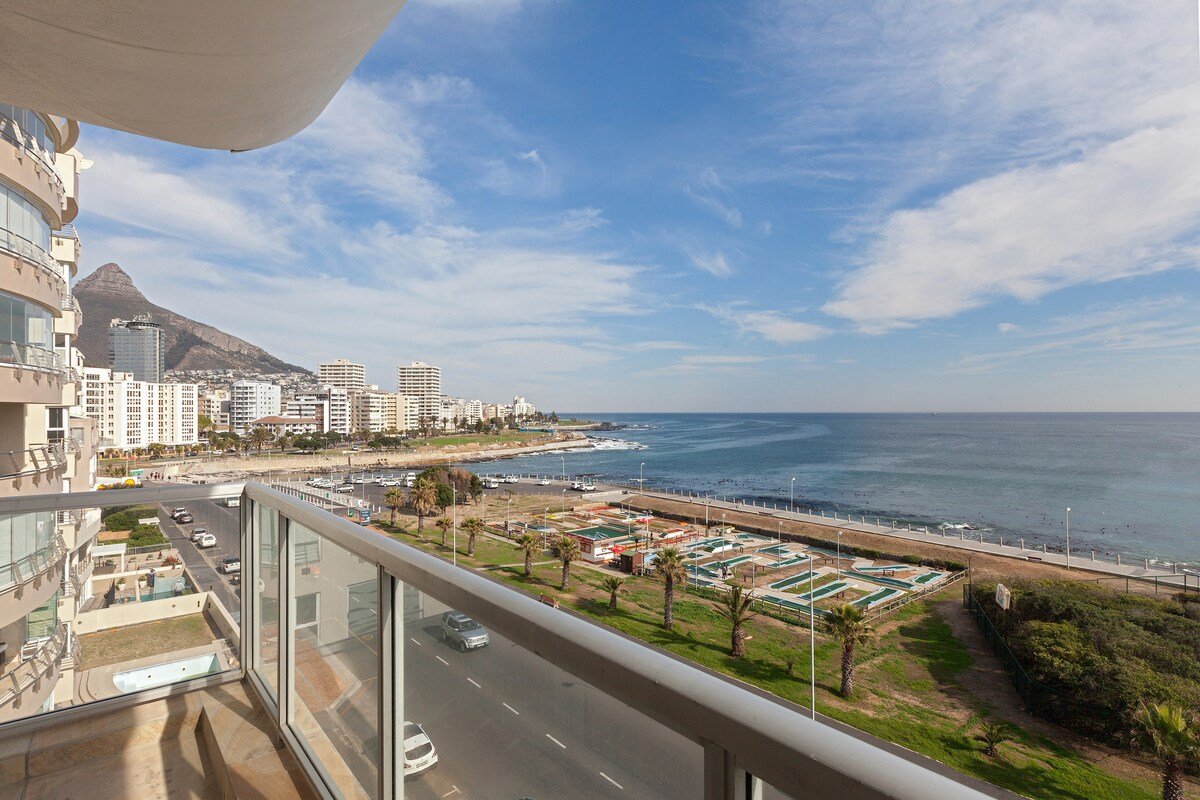 Spectacular Views ~ Penthouse Apt. *Backup Power* gallery image 4