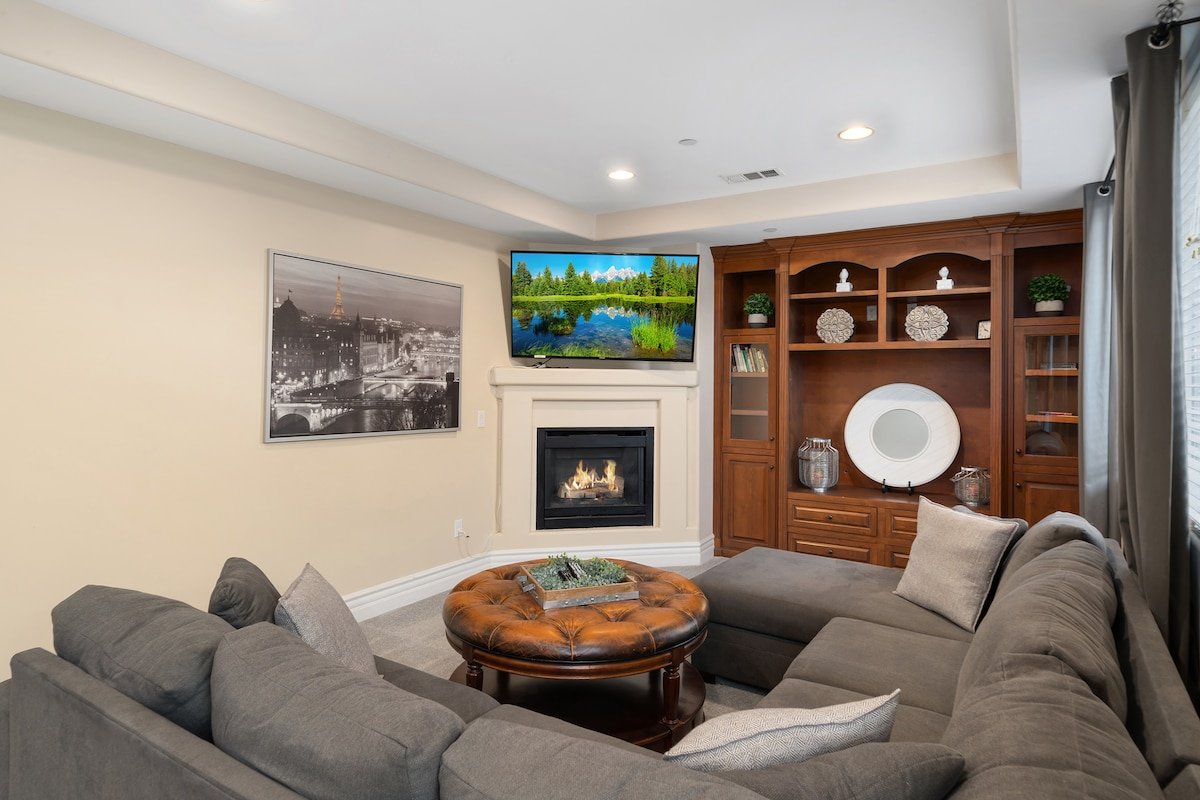 101 Big Beautiful Home-Heated Pool & HUGE Spa gallery image 4