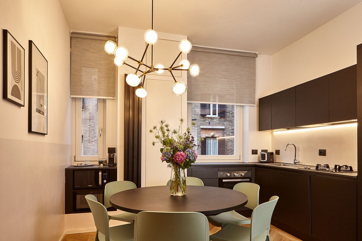 TR Campo de’ Fiori Suite w Sauna and Hot Tub gallery image 5