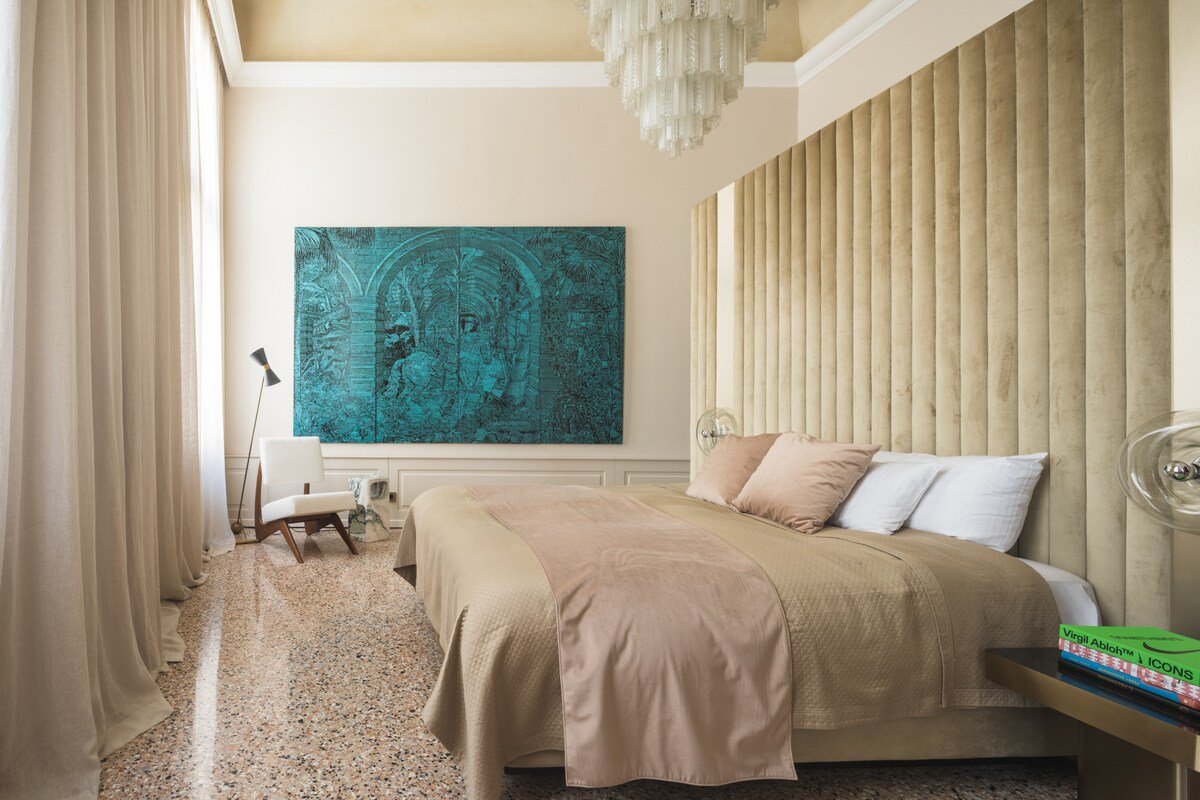 Noble Floor Art Apartment R&r gallery image 4