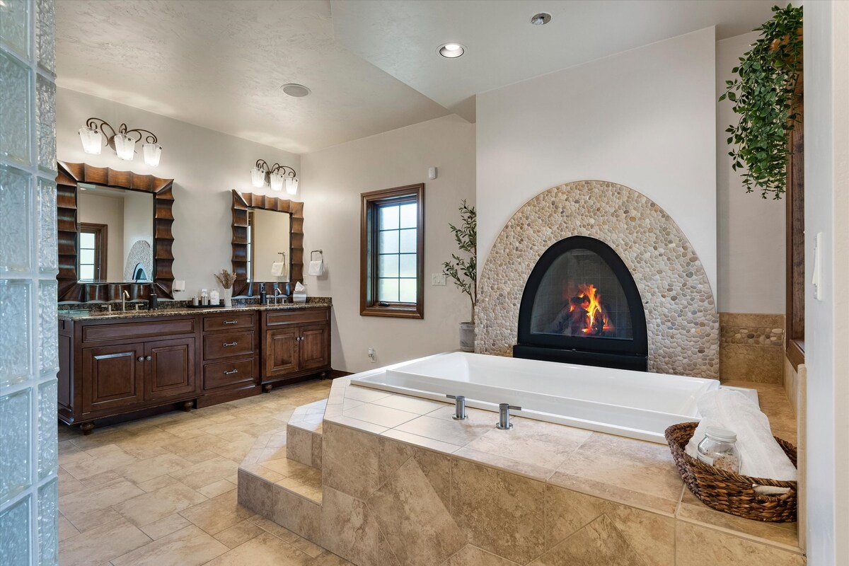 Entire mansion for 18 guests with indoor pool! gallery image 4