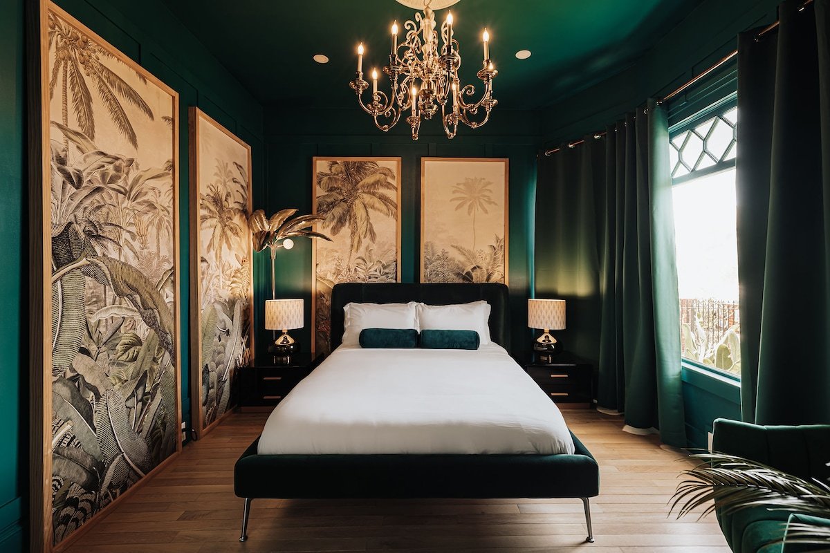 Luxe Victorian Retreat • Walk to Downtown gallery image 2