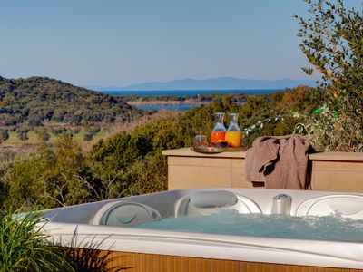 3-Bedroom Villa with Hot Tub (6C)