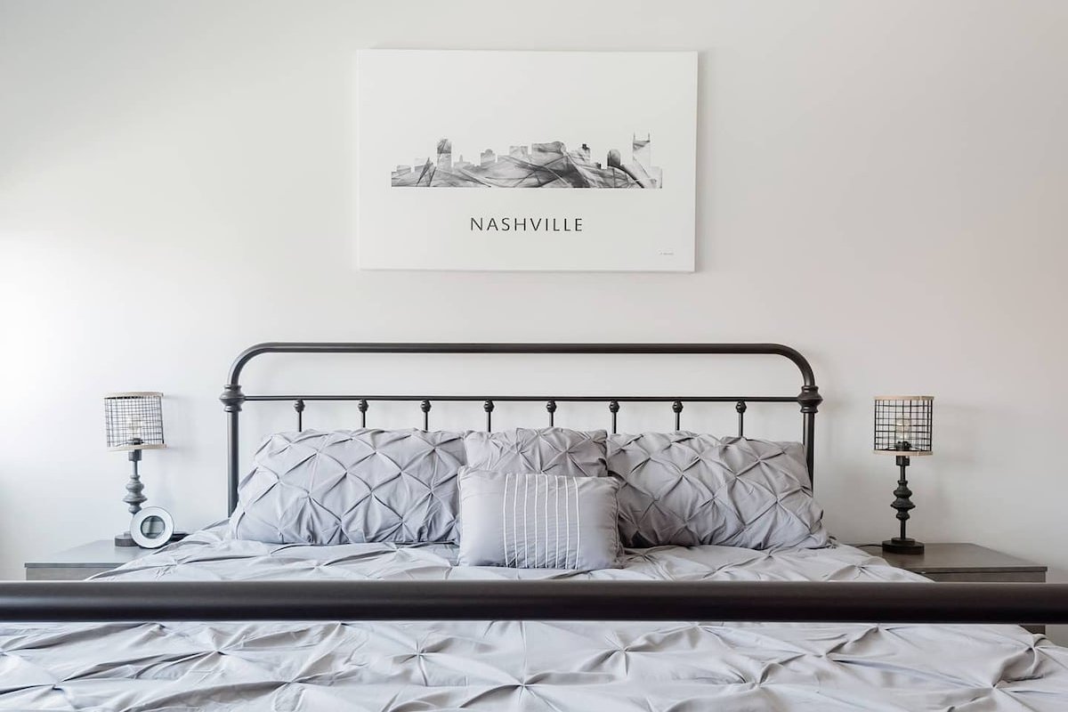 The Champagne Side-by-Side Bachelorette Nashville🥂 gallery image 5