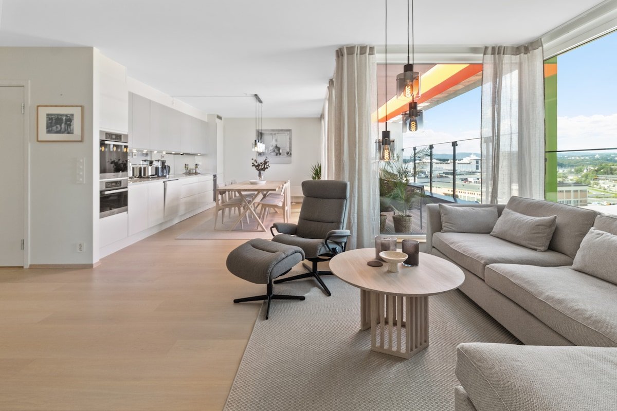 Luxury 3BR Penthouse by Waterfront w/ Sunset Views gallery image 5