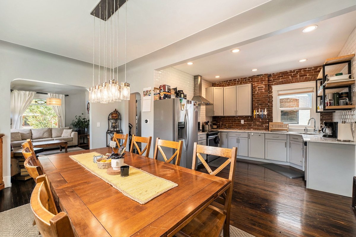 5-Bedroom Victorian Home| Private Yard |Sleeps 10 gallery image 2