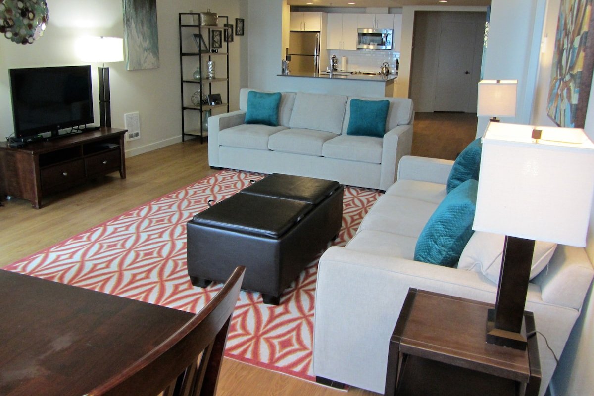 Harbor Steps~~A block to Pike Place! Water Views! gallery image 4