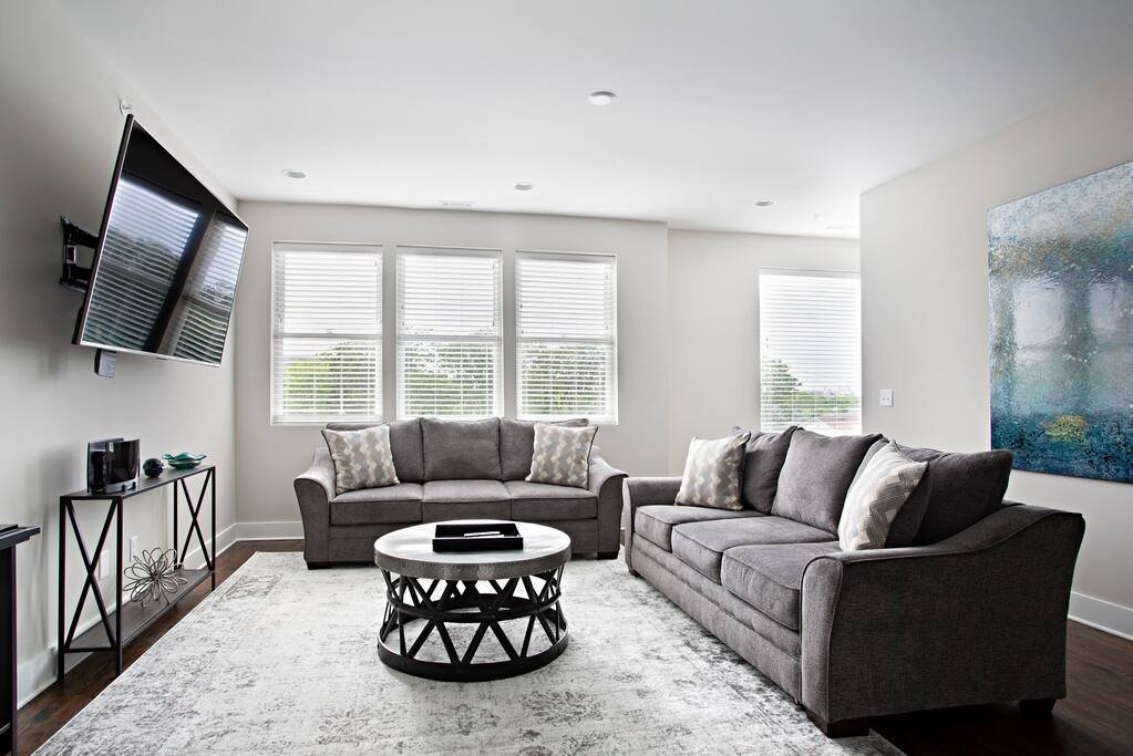 Rooftop DT Views+Pet friendly+Sleeps 20+Garage gallery image 5