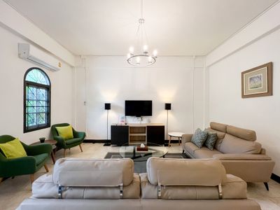 Neveu:The Boutique, 5 bedrooms Apt@MRT Sutthisan