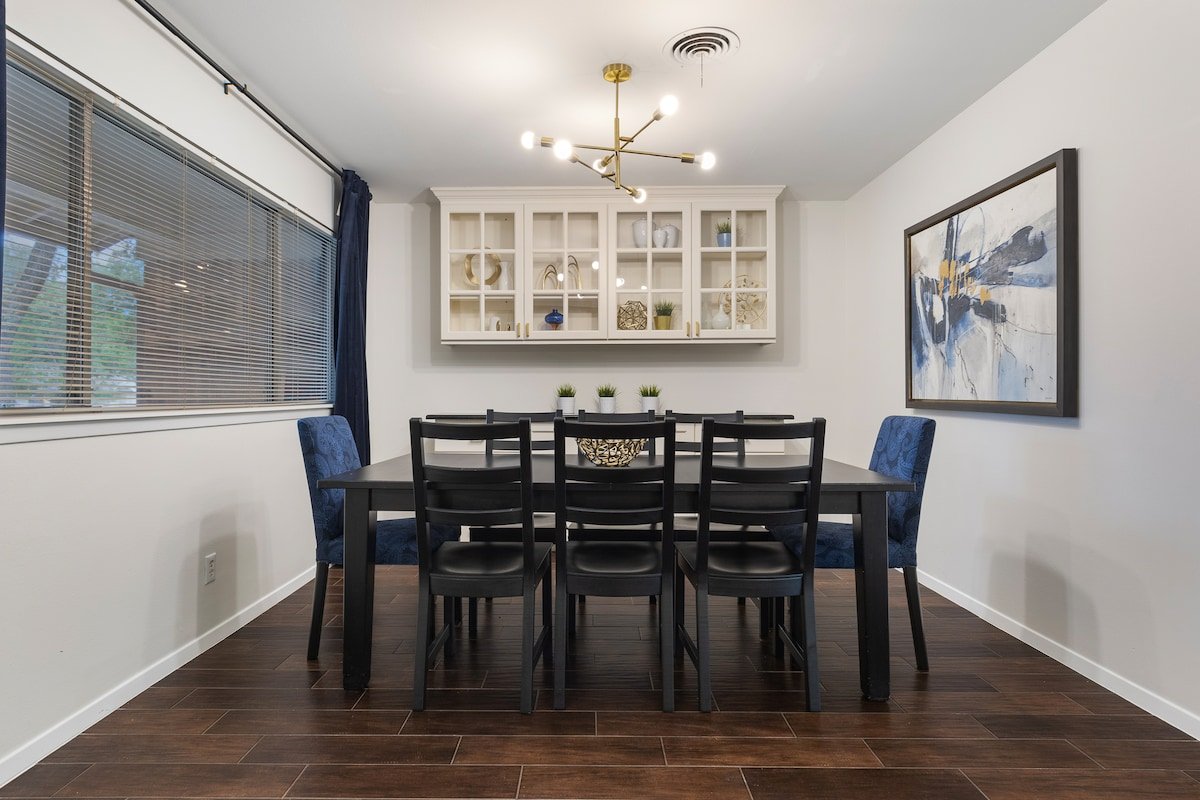 2 Living Rooms, Lots of Big Beds! 3 king, 2 queen gallery image 4