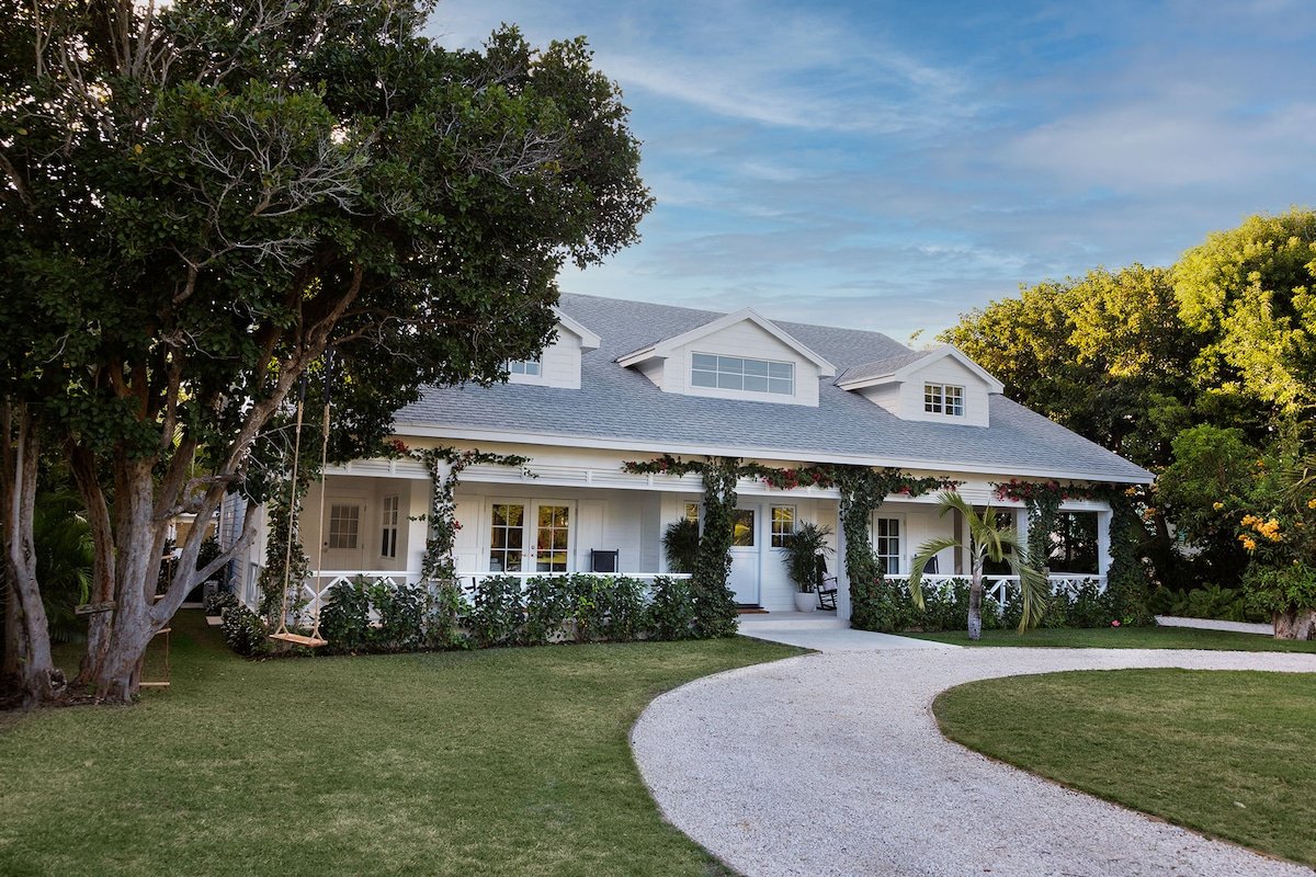 At Ease Harbour Island – Pool, Staff, Beach Cabana