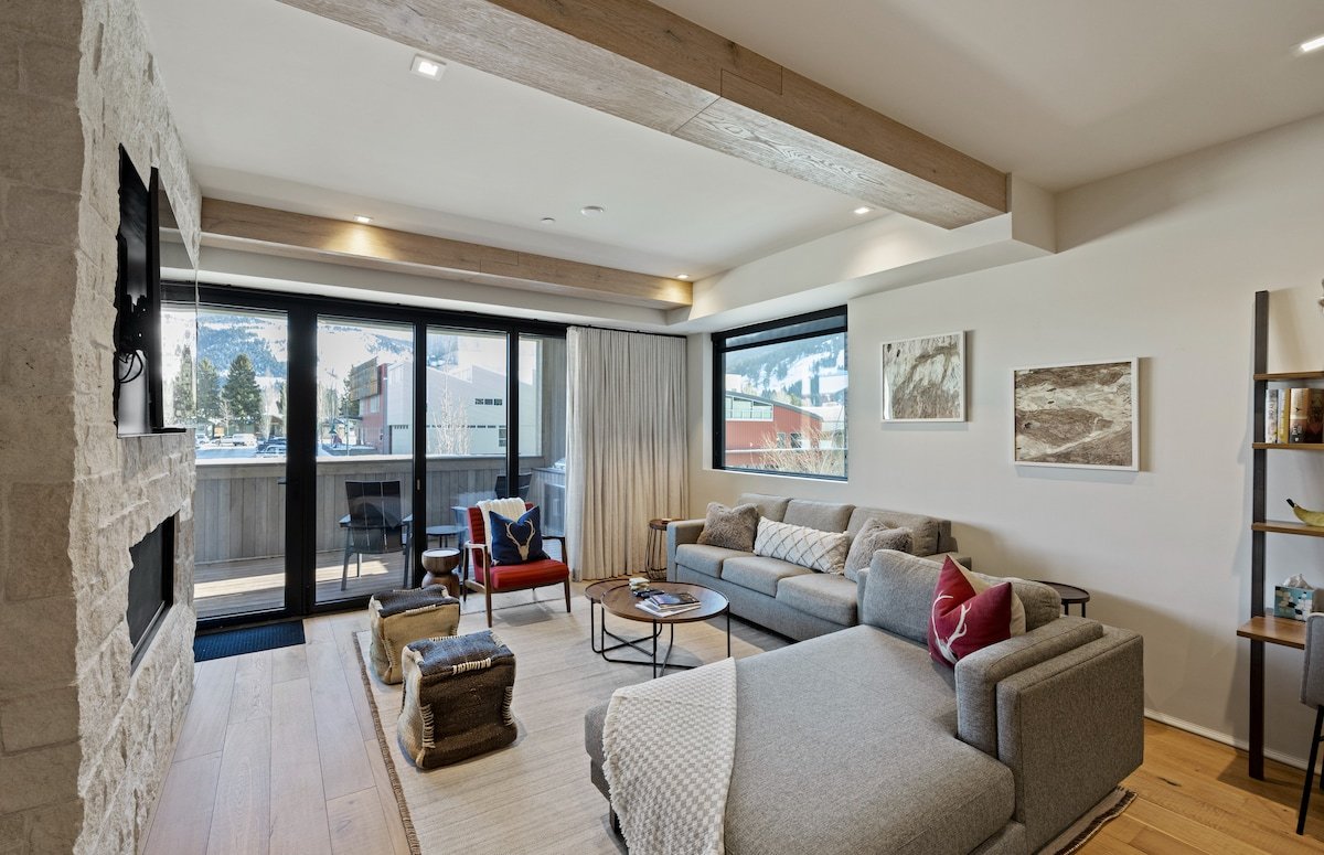 Holiday Hideaway | Hot Tub & Mountain Views